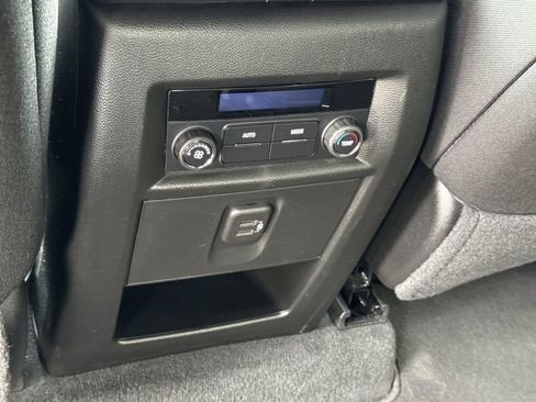 Used 2023 Chevrolet Traverse LT FWD image 12