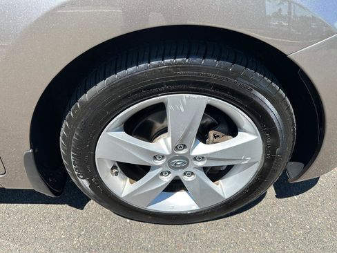 Used 2013 Hyundai Elantra GLS w/ Preferred Pkg FWD image 32