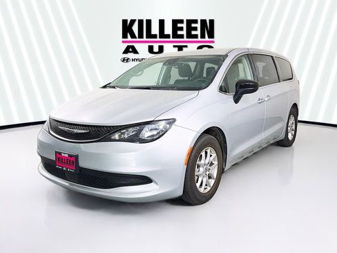 Used 2024 Chrysler Voyager LX image 3