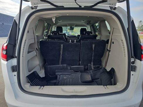 Used 2023 Chrysler Pacifica Touring-L image 16
