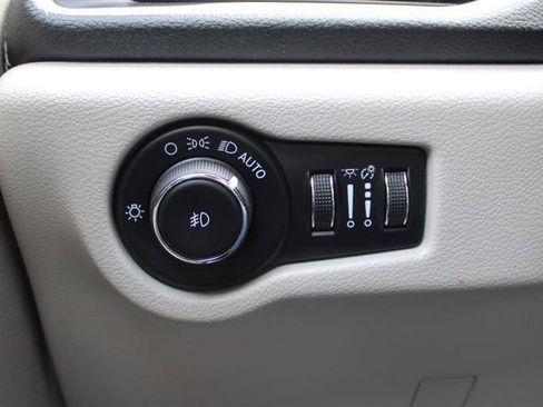 Used 2022 Chrysler Pacifica Touring-L w/ Uconnect Theater Family Group AWD/4WD image 17