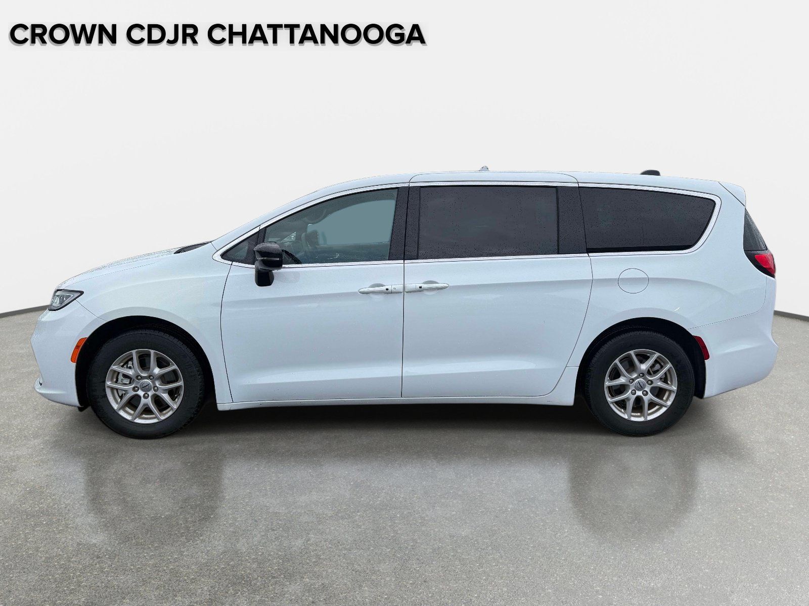Used 2025 Chrysler Pacifica Select FWD image 2