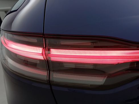 Certified 2026 Porsche Macan AWD/4WD image 37