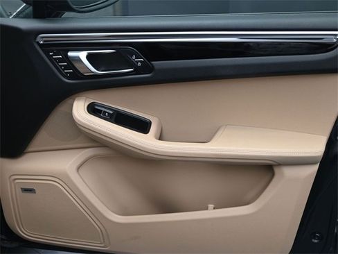 Used 2022 Porsche Macan image 38