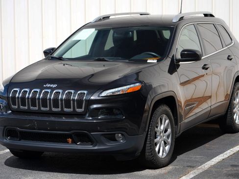 Used 2016 Jeep Cherokee Latitude w/ Cold Weather Group AWD/4WD image 47