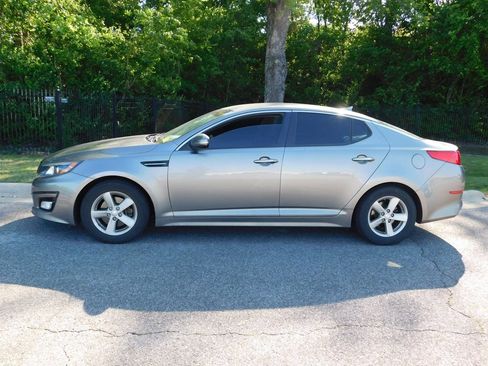 Used 2015 Kia Optima LX FWD image 2