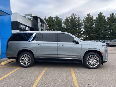 Used 2024 Cadillac Escalade ESV Premium Luxury image 4