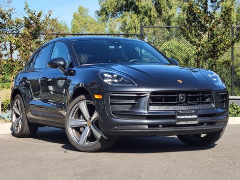 Used 2025 Porsche Macan image 9