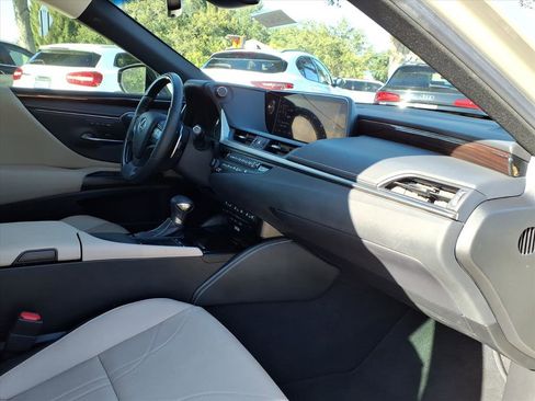 Used 2019 Lexus ES 300h w/ Luxury Package image 18