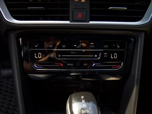 Used 2025 Volkswagen Taos SE w/ Panoramic Sunroof Package FWD image 22