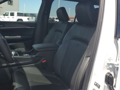 New 2025 Jeep Grand Cherokee Limited w/ Black Appearance Package image 20