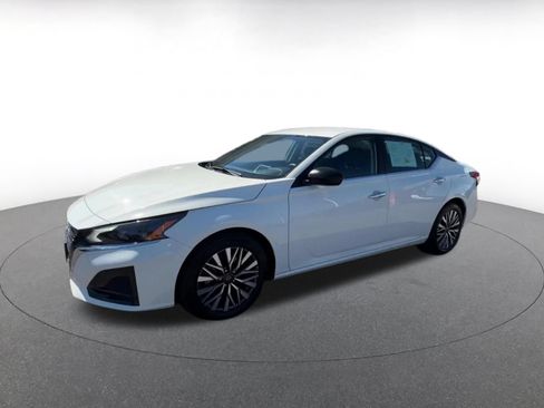 Used 2025 Nissan Altima 2.5 SV FWD image 8