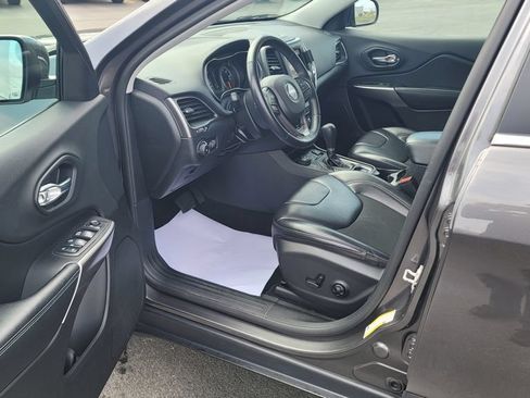 Used 2019 Jeep Cherokee Latitude Plus w/ Cold Weather Group AWD/4WD image 18