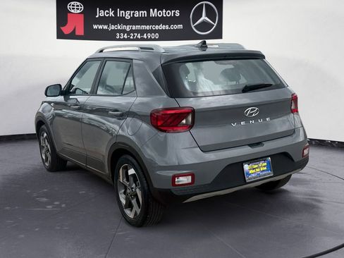 Used 2022 Hyundai Venue SEL FWD image 3