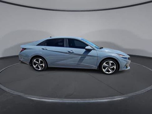 Used 2022 Hyundai Elantra Limited FWD image 9