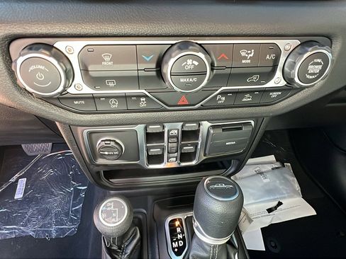 New 2025 Jeep Gladiator Sport image 26