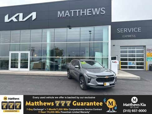 Used 2024 Chevrolet Trax LT w/ Sunroof Package FWD image 1