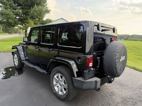 Used 2017 Jeep Wrangler Unlimited Sahara w/ Connectivity Group AWD/4WD image 7
