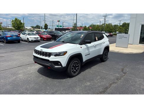 Used 2025 Jeep Compass Trailhawk AWD/4WD image 2