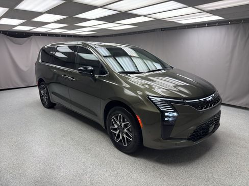 New 2027 Chrysler Pacifica Limited AWD/4WD image 4