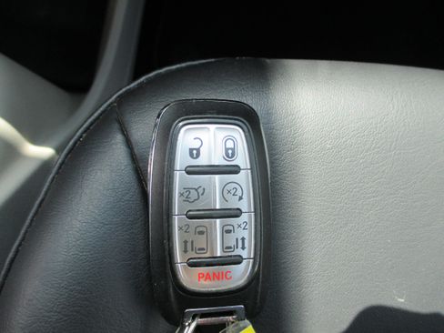 Used 2023 Chrysler Pacifica Touring-L FWD image 24