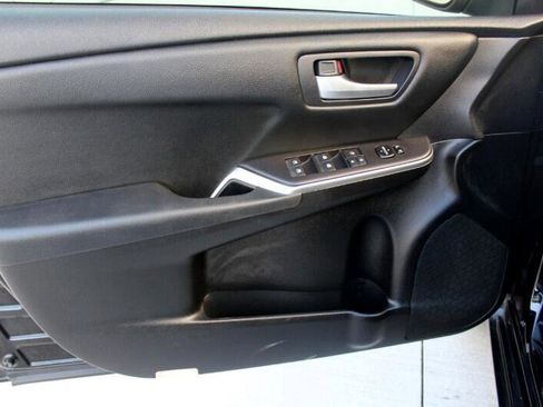 Used 2016 Toyota Camry SE image 10