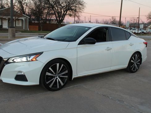 Used 2020 Nissan Altima 2.5 SR image 2