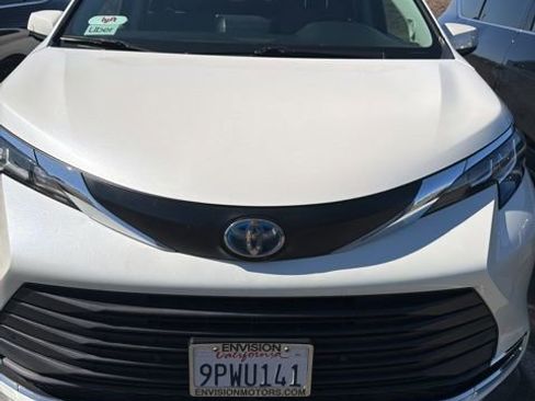 Used 2021 Toyota Sienna XLE w/ XLE Plus Package image 3