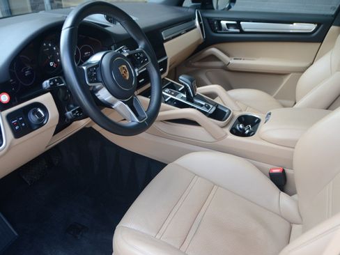 Used 2023 Porsche Cayenne Platinum Edition AWD/4WD image 2