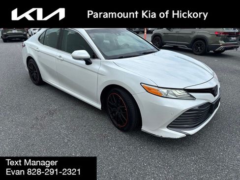 Used 2018 Toyota Camry XLE FWD image 3