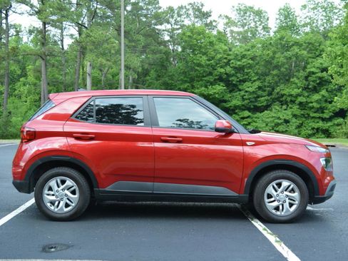 Used 2021 Hyundai Venue SE FWD image 4