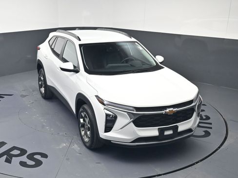 Certified 2025 Chevrolet Trax LT w/ Driver Confidence Package image 30