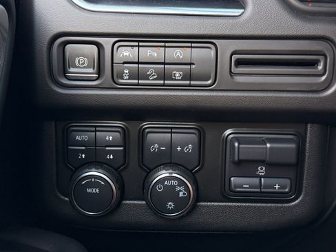 Used 2024 Chevrolet Suburban Z71 w/ Luxury Package image 22