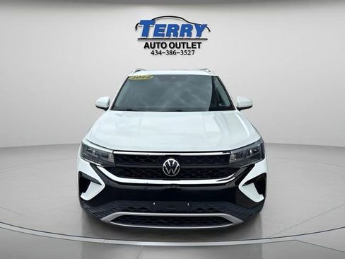 Used 2022 Volkswagen Taos SE w/ Panoramic Sunroof Package FWD image 4
