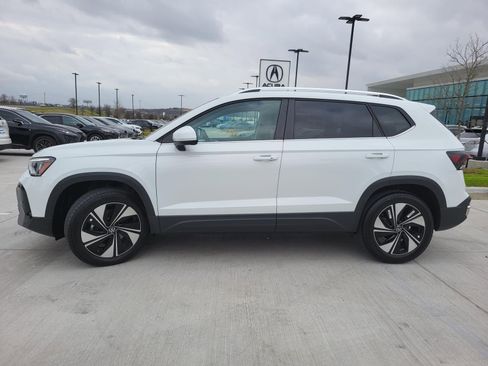 Used 2025 Volkswagen Taos SE image 3