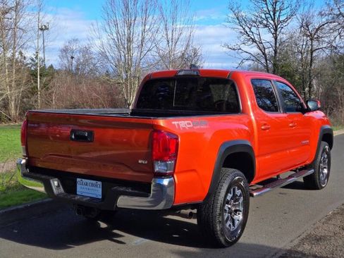 Used 2017 Toyota Tacoma TRD Off-Road image 2