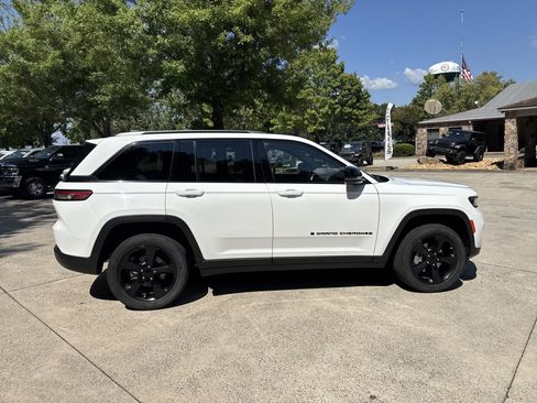 Used 2023 Jeep Grand Cherokee Altitude AWD/4WD image 7