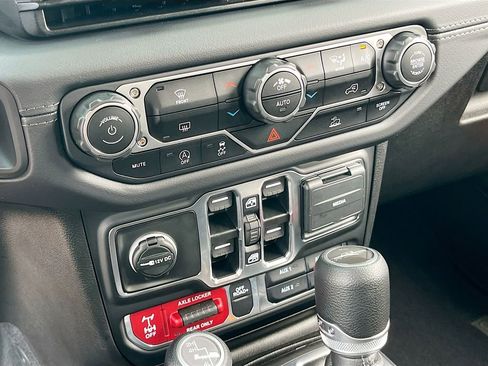 Certified 2025 Jeep Gladiator Mojave image 15