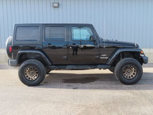 Used 2018 Jeep Wrangler Unlimited Sahara w/ Max Tow Package AWD/4WD image 2