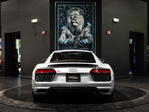 Used 2017 Audi R8 V10 w/ Carbon Exterior Package image 5