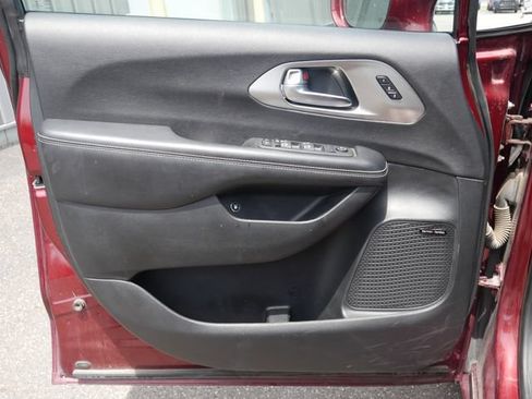 Used 2022 Chrysler Pacifica Limited w/ Uconnect Theater Family Group FWD image 12
