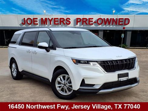 Used 2024 Kia Carnival LX FWD image 1