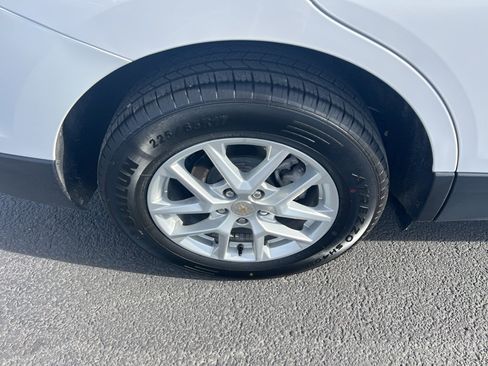 Used 2024 Chevrolet Equinox LT image 3