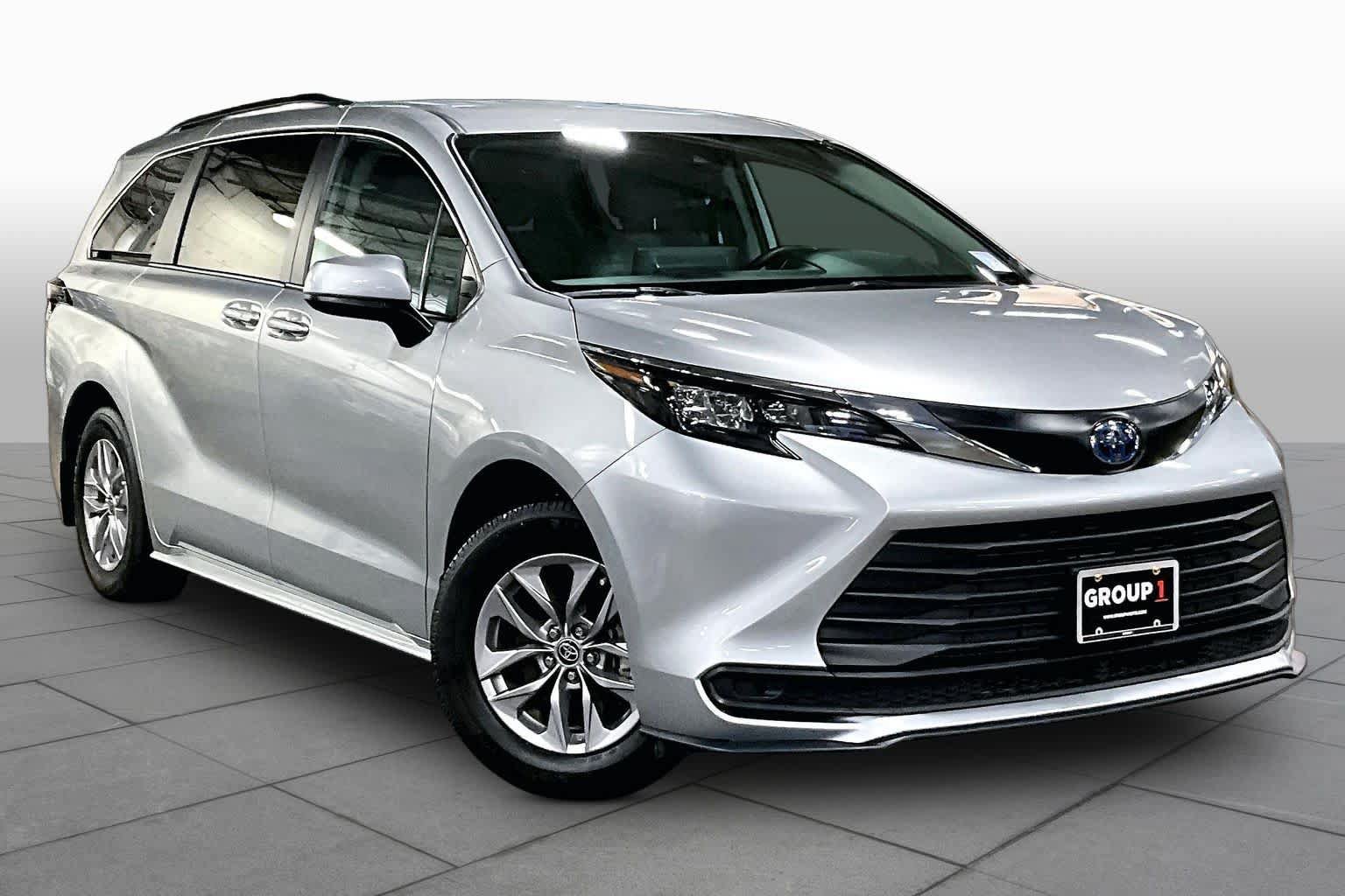 Certified 2024 Toyota Sienna LE FWD image 3