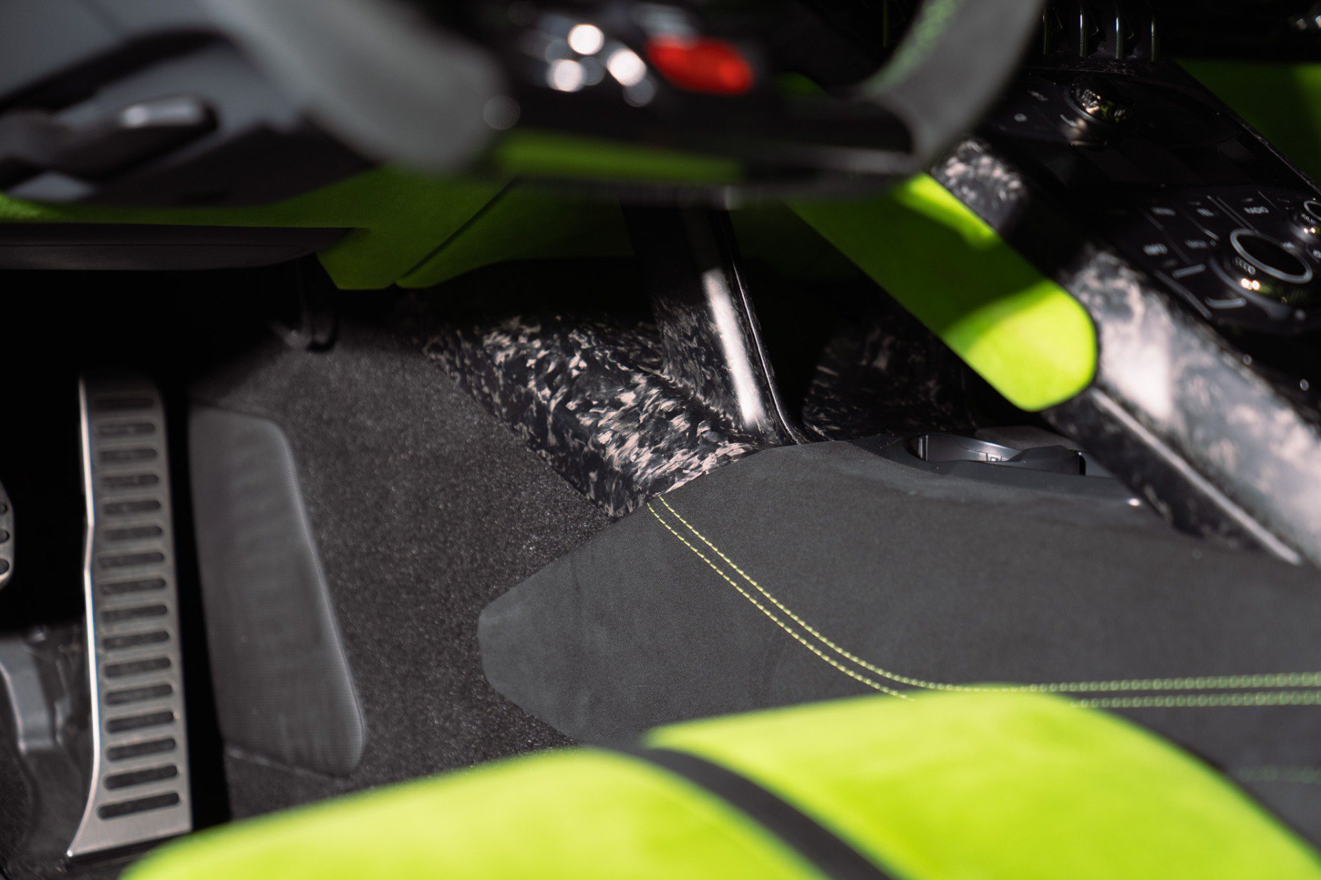 Used 2018 Lamborghini Huracan Performante AWD/4WD image 42