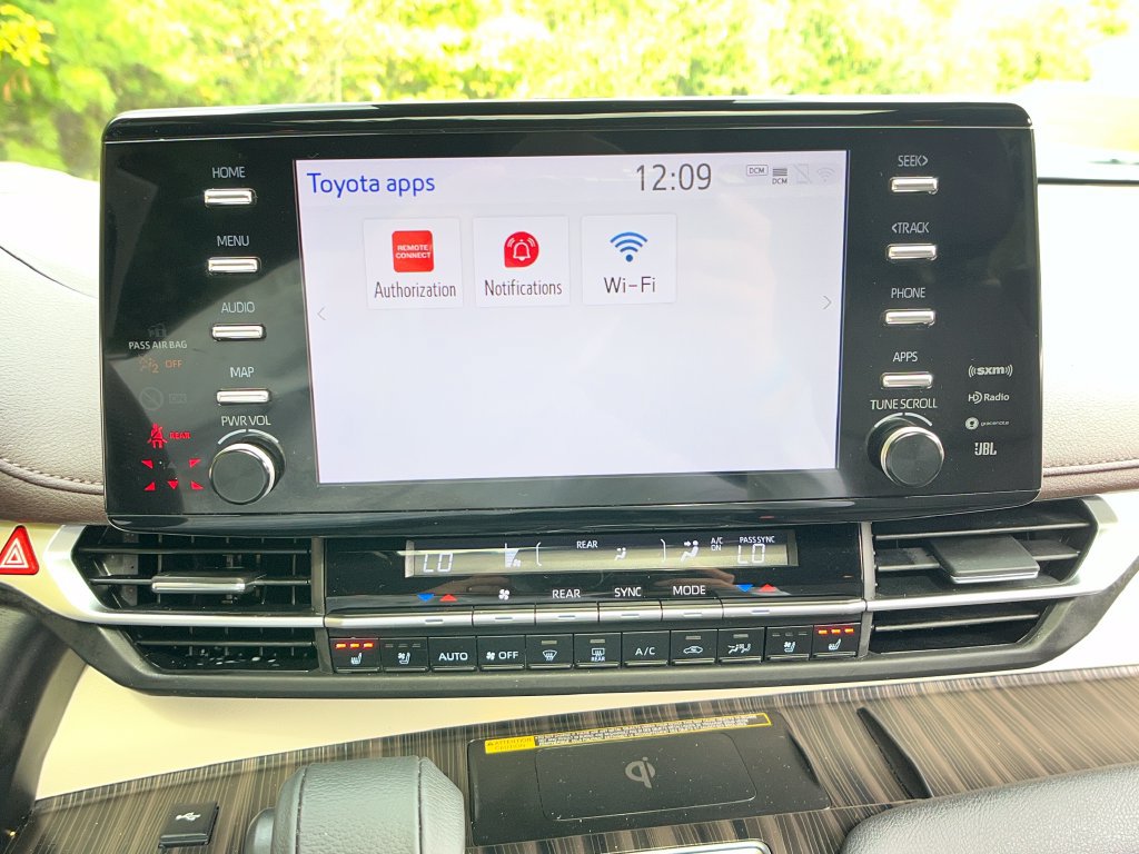 Certified 2024 Toyota Sienna Platinum AWD/4WD image 17