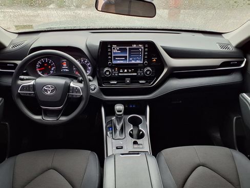 Used 2022 Toyota Highlander L FWD image 9