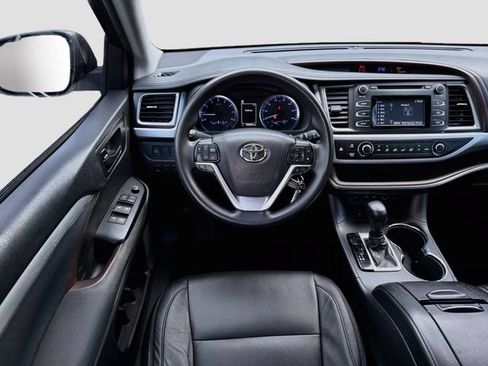 Used 2019 Toyota Highlander LE FWD image 16