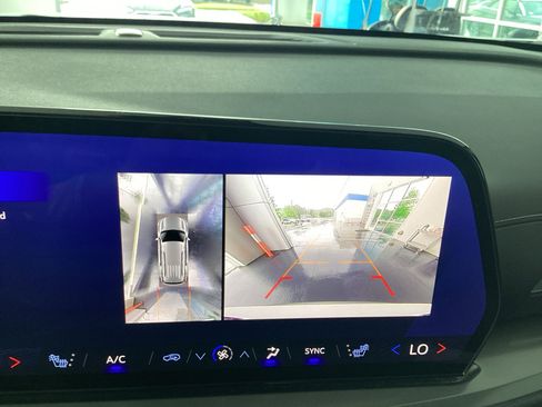 Used 2024 Chevrolet Traverse LT FWD image 17