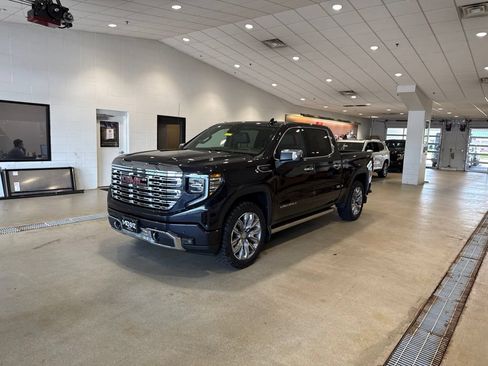 Used 2023 GMC Sierra 1500 Denali w/ Denali Reserve Package AWD/4WD image 3